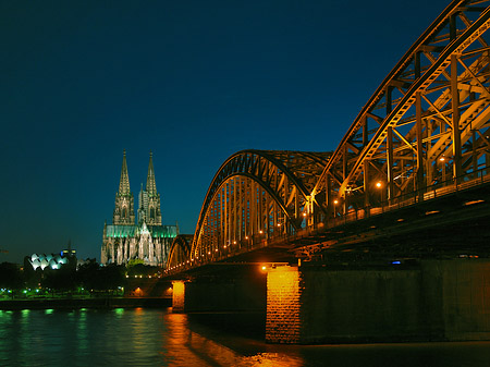 Fotos Kölner Dom hinter der Hohenzollernbrücke