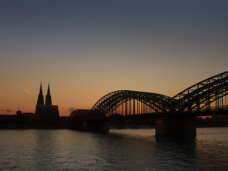 Kölner Dom hinter der Hohenzollernbrücke Fotos