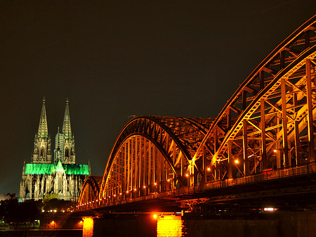 Fotos Kölner Dom hinter der Hohenzollernbrücke