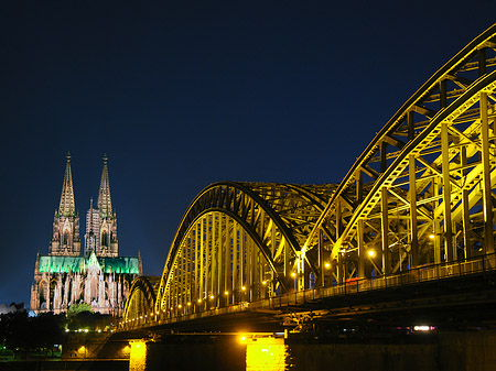 Fotos Kölner Dom hinter der Hohenzollernbrücke