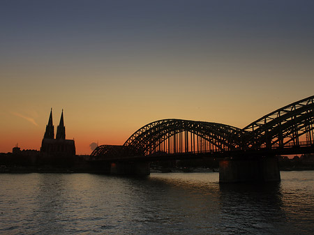 Fotos Kölner Dom hinter der Hohenzollernbrücke