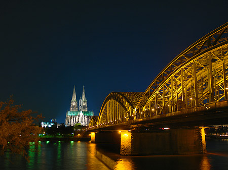 Fotos Kölner Dom hinter der Hohenzollernbrücke