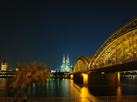 Kölner Dom hinter der Hohenzollernbrücke Foto 