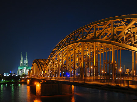 Kölner Dom hinter der Hohenzollernbrücke