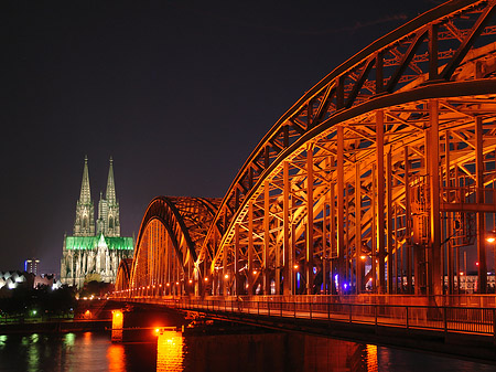 Foto Kölner Dom hinter der Hohenzollernbrücke - Köln