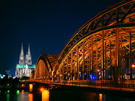 Kölner Dom hinter der Hohenzollernbrücke Fotos