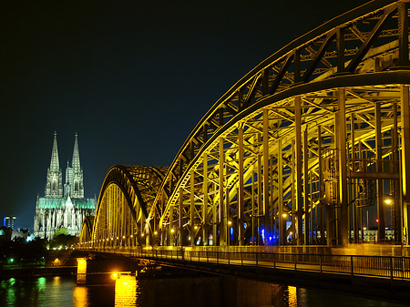 Kölner Dom hinter der Hohenzollernbrücke