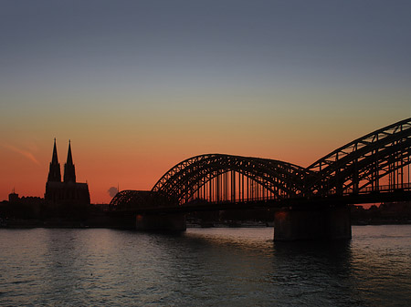 Fotos Kölner Dom hinter der Hohenzollernbrücke