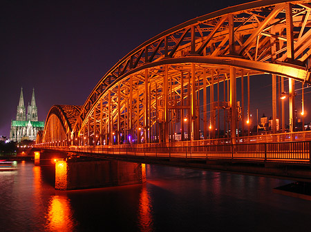 Fotos Kölner Dom hinter der Hohenzollernbrücke