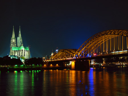 Kölner Dom hinter der Hohenzollernbrücke Fotos