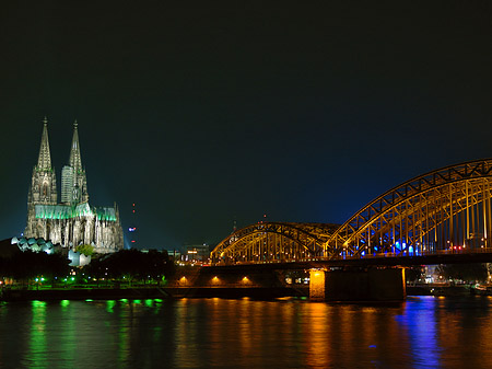 Foto Kölner Dom hinter der Hohenzollernbrücke - Köln