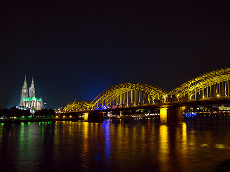 Kölner Dom hinter der Hohenzollernbrücke Foto 