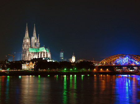 Kölner Dom hinter der Hohenzollernbrücke