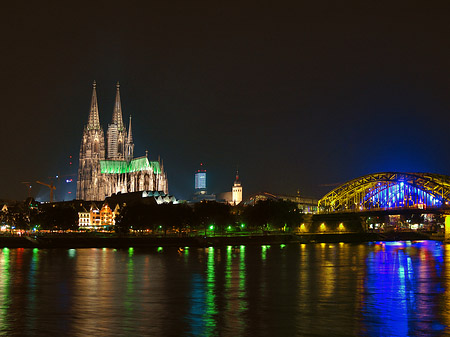 Foto Kölner Dom hinter der Hohenzollernbrücke - Köln