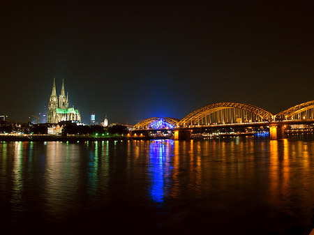 Kölner Dom hinter der Hohenzollernbrücke Fotos