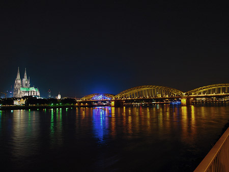 Kölner Dom hinter der Hohenzollernbrücke Foto 