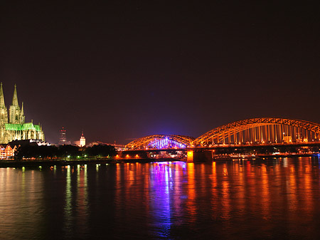 Kölner Dom hinter der Hohenzollernbrücke