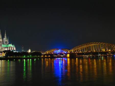 Foto Kölner Dom hinter der Hohenzollernbrücke