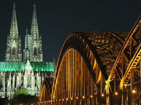 Kölner Dom hinter der Hohenzollernbrücke