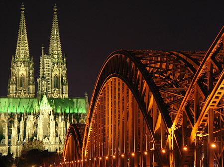 Kölner Dom hinter der Hohenzollernbrücke Foto 