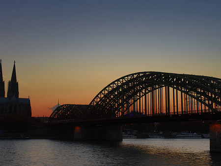 Kölner Dom hinter der Hohenzollernbrücke