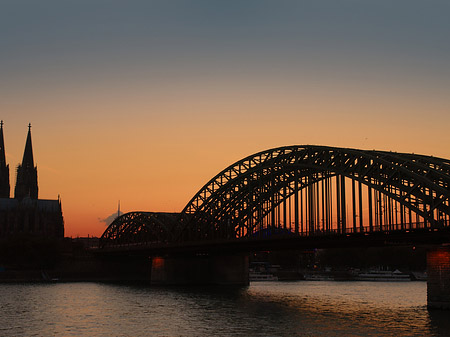 Kölner Dom hinter der Hohenzollernbrücke