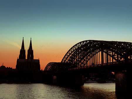 Fotos Kölner Dom hinter der Hohenzollernbrücke