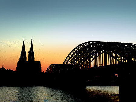 Fotos Kölner Dom hinter der Hohenzollernbrücke