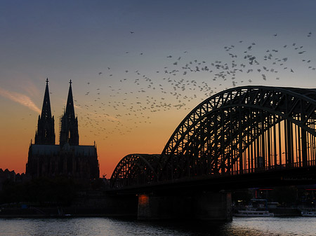 Foto Kölner Dom hinter der Hohenzollernbrücke