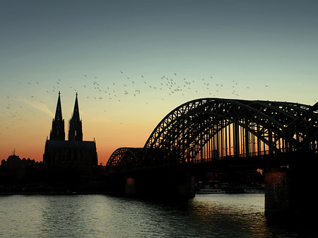 Kölner Dom hinter der Hohenzollernbrücke