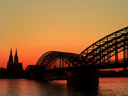 Kölner Dom hinter der Hohenzollernbrücke Fotos