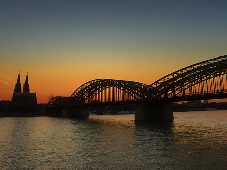 Kölner Dom hinter der Hohenzollernbrücke Fotos