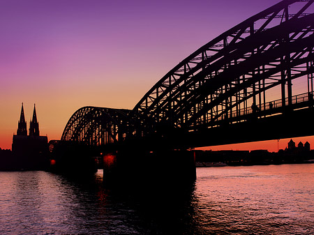 Kölner Dom hinter der Hohenzollernbrücke