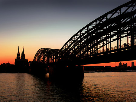 Fotos Kölner Dom hinter der Hohenzollernbrücke