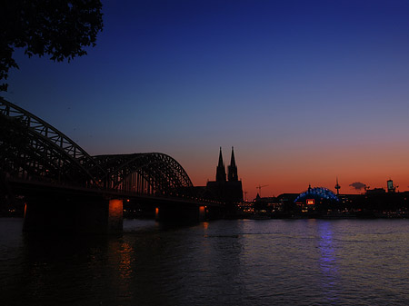 Kölner Dom hinter der Hohenzollernbrücke