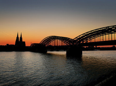 Kölner Dom hinter der Hohenzollernbrücke