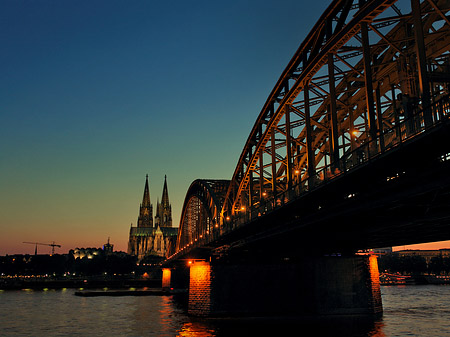 Foto Kölner Dom hinter der Hohenzollernbrücke