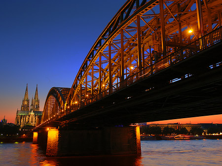 Fotos Kölner Dom hinter der Hohenzollernbrücke