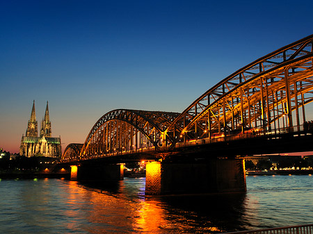 Kölner Dom hinter der Hohenzollernbrücke