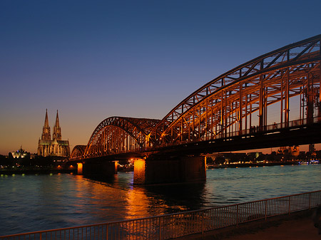 Foto Kölner Dom hinter der Hohenzollernbrücke - Köln