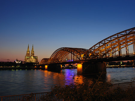 Fotos Kölner Dom hinter der Hohenzollernbrücke