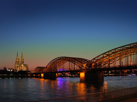 Kölner Dom hinter der Hohenzollernbrücke Fotos