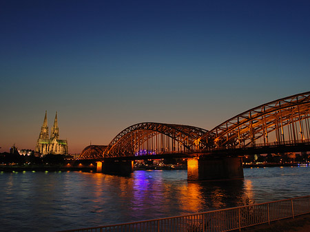 Kölner Dom hinter der Hohenzollernbrücke