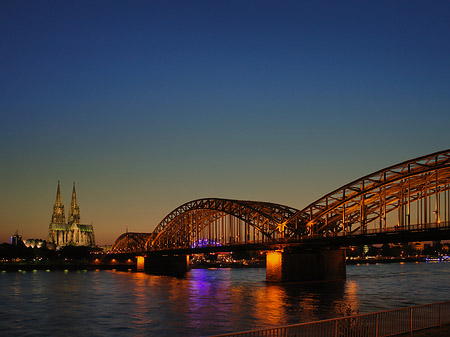 Kölner Dom hinter der Hohenzollernbrücke Foto 