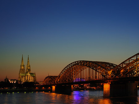 Kölner Dom hinter der Hohenzollernbrücke