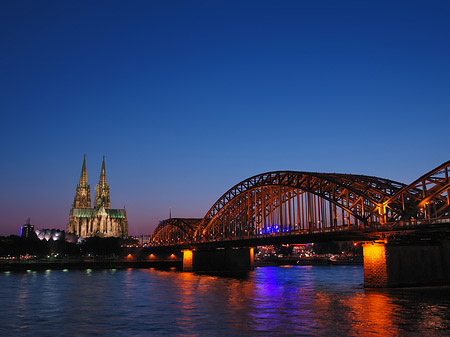 Kölner Dom hinter der Hohenzollernbrücke