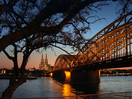 Foto Kölner Dom hinter der Hohenzollernbrücke - Köln