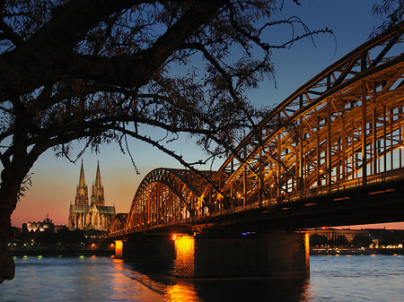 Kölner Dom hinter der Hohenzollernbrücke Foto 