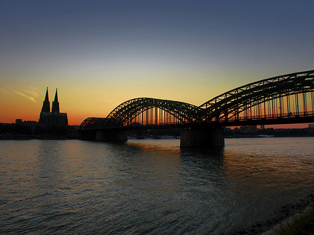 Kölner Dom hinter der Hohenzollernbrücke