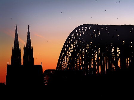 Foto Kölner Dom hinter der Hohenzollernbrücke - Köln